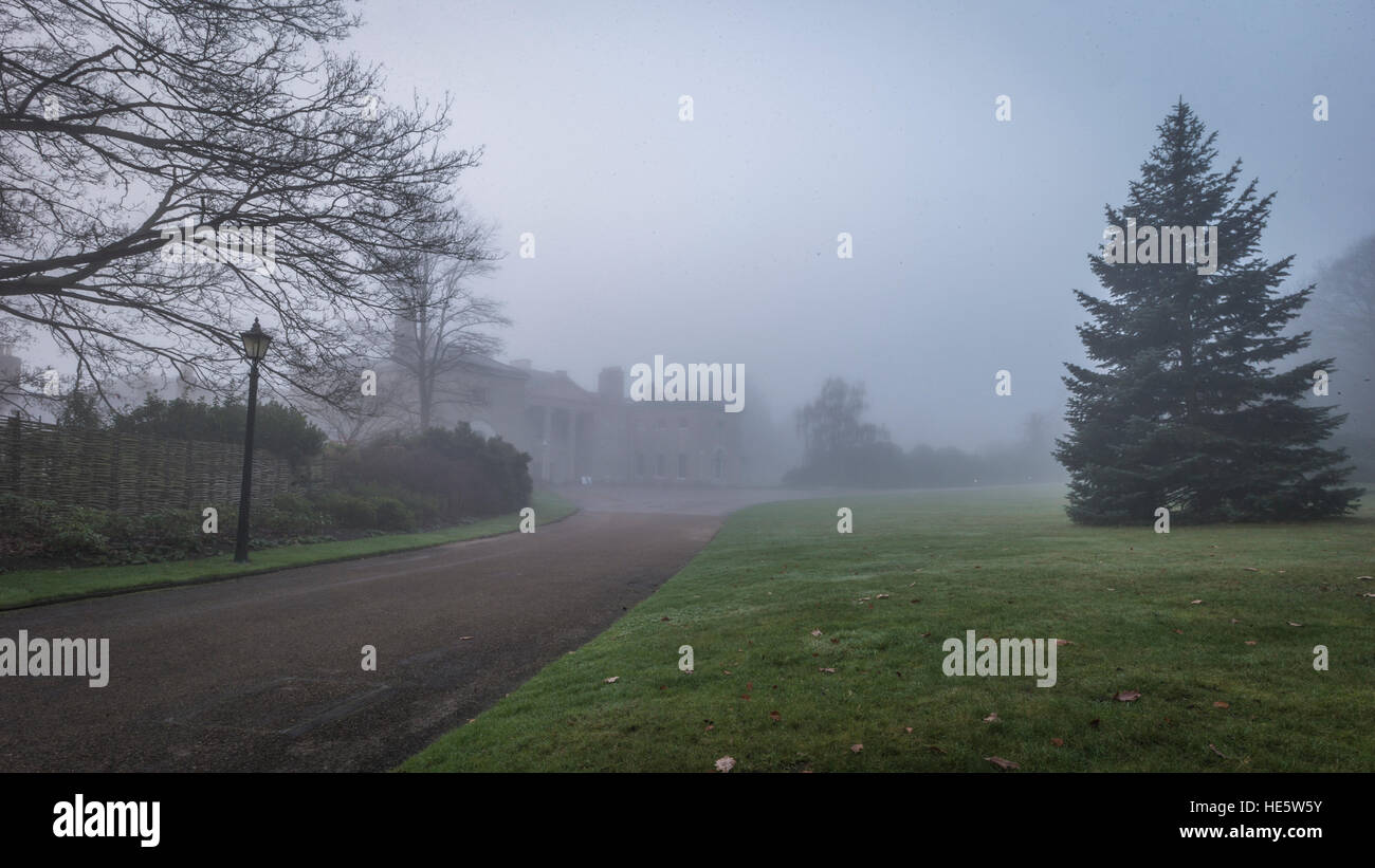 Dichter Nebel im Kenwood House in Hampstead, London Stockfoto