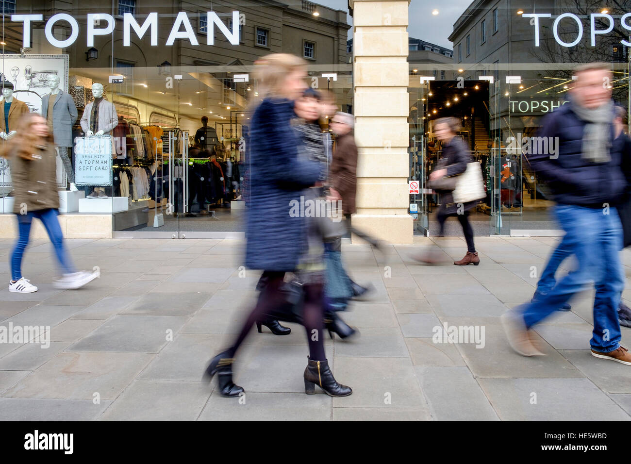 Bath, Großbritannien. 17. Dezember 2016. Mit hat knapp über einer Woche links bis Weihnachten Massen von Käufern abgebildet sind, vorbei an einem Topman-Shop in Bad was "Panik Samstag" genannt. © Lynchpics/Alamy Live-Nachrichten Stockfoto