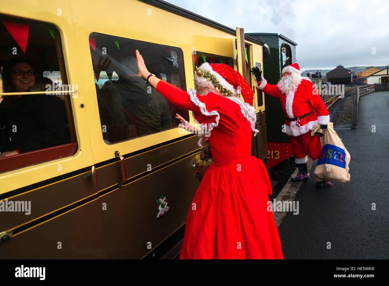 Aberystwyth, Wales, UK. Samstag, 17. Dezember 2016.    Familien und Kinder freuen sich über einen Besuch vom Weihnachtsmann und seine Frau auf einer Reise auf die Vale des Rheidol; Schmalspur-Eisenbahn "Santa Special" Dampf-Zug vom Bahnhof in Aberystwyth Wales UK Foto © Keith Morris/Alamy Live News Stockfoto