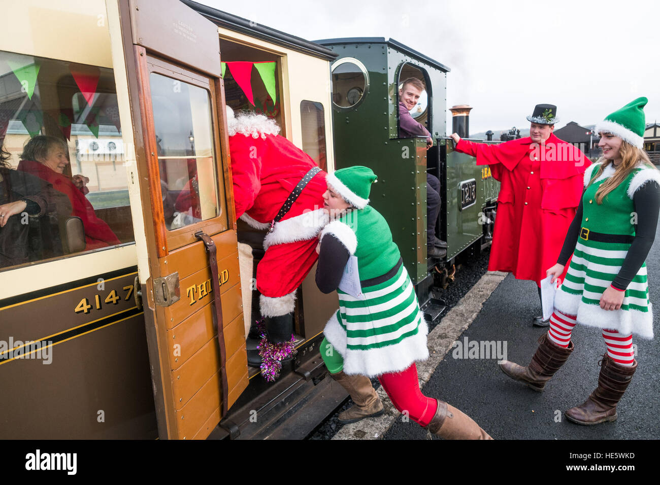 Aberystwyth, Wales, UK. Samstag, 17. Dezember 2016.    Santas Helper gib ihm einen schnellen Stoß, Weihnachtsmann auf eine Reise auf die Vale des Rheidol zu erhalten; Schmalspur-Eisenbahn "Santa Special" Dampf-Zug vom Bahnhof in Aberystwyth Wales UK Foto © Keith Morris/Alamy Live News Stockfoto