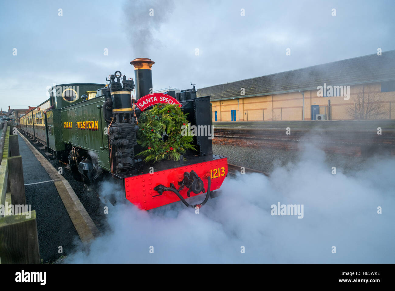 Aberystwyth, Wales, UK. Samstag, 17. Dezember 2016.    Familien und Kinder freuen sich über einen Besuch vom Weihnachtsmann auf einer Reise auf die Vale des Rheidol; Schmalspur-Eisenbahn "Santa Special" Dampf-Zug vom Bahnhof in Aberystwyth Wales UK Foto © Keith Morris/Alamy Live News Stockfoto