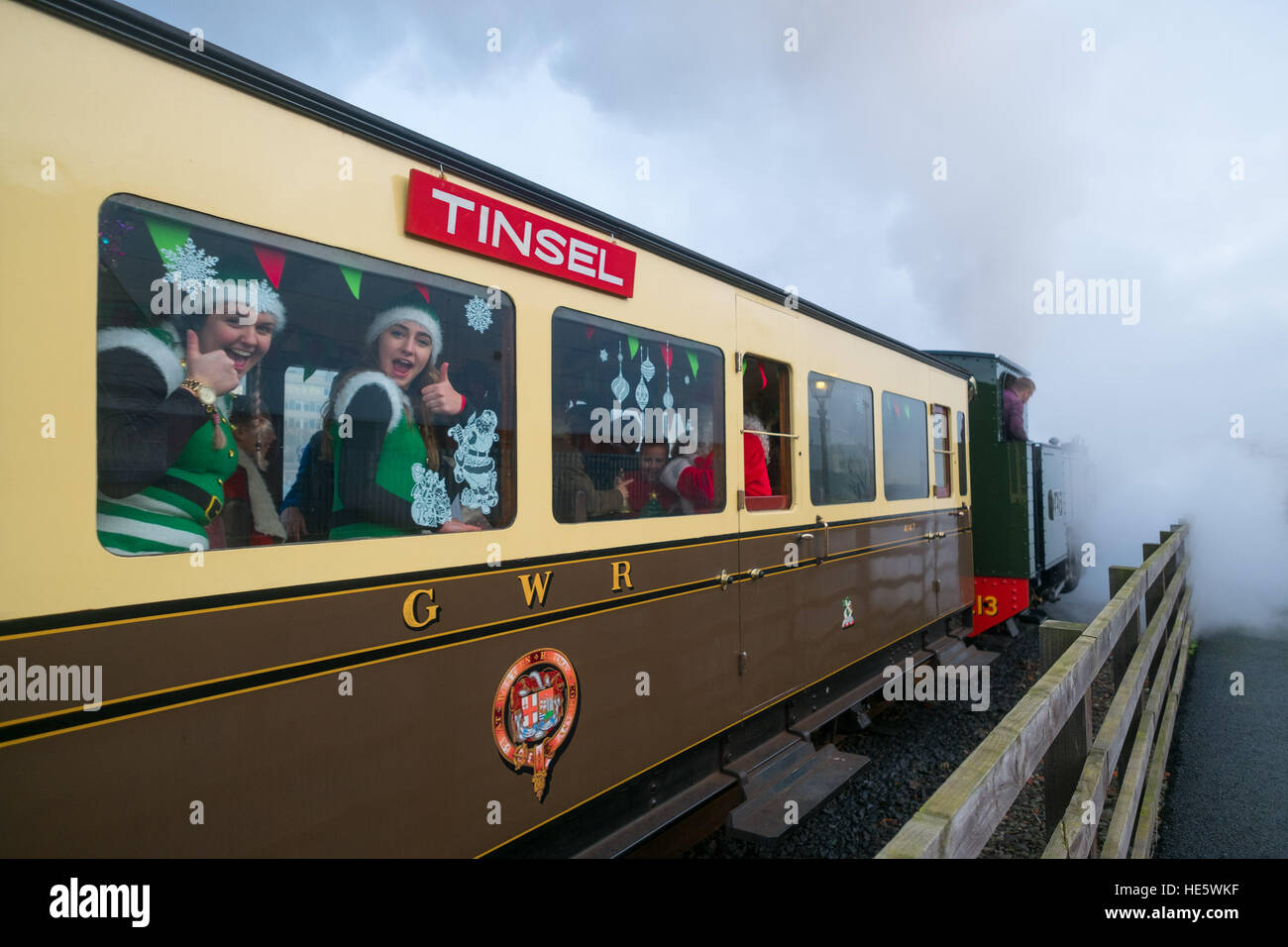 Aberystwyth, Wales, UK. Samstag, 17. Dezember 2016.    Familien und Kinder freuen sich über einen Besuch vom Weihnachtsmann auf einer Reise auf die Vale des Rheidol; Schmalspur-Eisenbahn "Santa Special" Dampf-Zug vom Bahnhof in Aberystwyth Wales UK Foto © Keith Morris/Alamy Live News Stockfoto