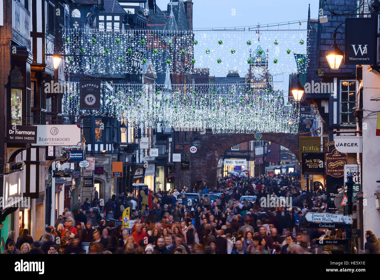 Chester, UK. 17. Dezember 2016. Weihnachts-Einkäufer Eastagte Street in der Innenstadt zu füllen. © Andrew Paterson / Alamy Live News Stockfoto