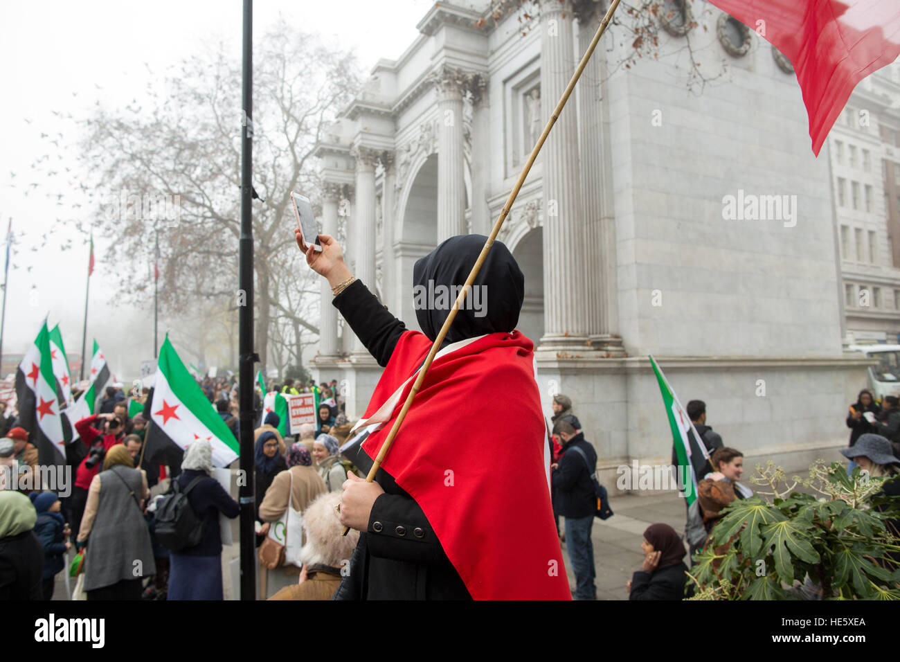 London, UK. 17. Dezember 2016. Ein Demonstrant nimmt eine Selfie beim Speichern Aleppo März, Marble Arch - 17/12/2016 © Edward Jonkler/Alamy Live-Nachrichten Stockfoto