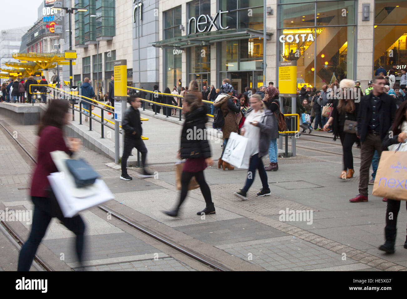 Täglichen Lebensstil Straßenszenen in Manchester, UK. 17. Dezember 2016. Pre-Boxing Tag Sales Start in der Stadt mit mehreren Einzelhändlern jetzt Werbung Rabatte in der letzten Woche vor Weihnachten einkaufen. Es scheint, als wenn jeder andere Käufer trägt eine Tasche der Käufe und in einigen Fällen viele, viele Elemente von Waren von der Vielzahl der besonderen Klasse Einzelhändler in und rund um den Piccadilly City Center gekauft. © MediaWorldImages/Alamy leben Nachrichten Stockfoto