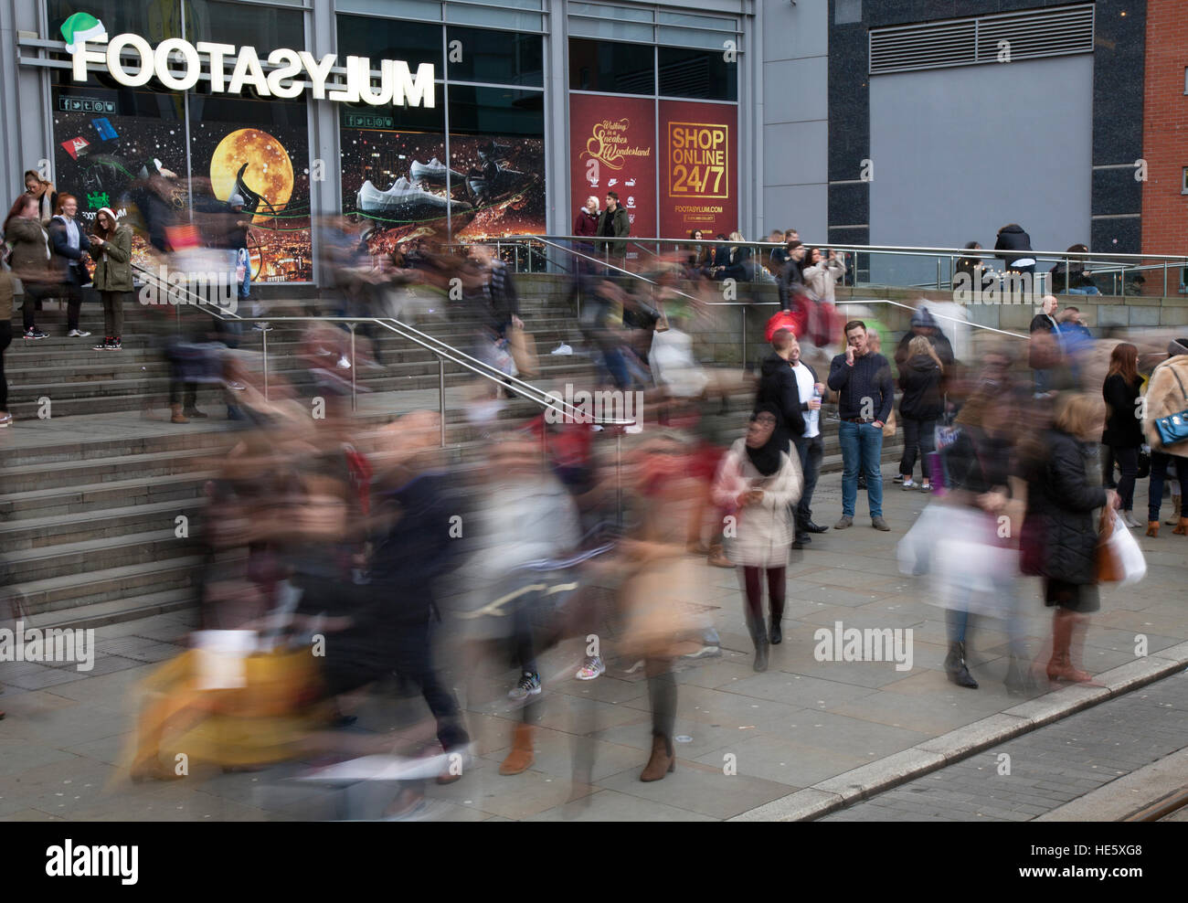 Unscharf Weihnachtskäufer in Manchester, UK. 17. Dezember 2016. Footasylum Pre-Boxing Tag Sales Start in der Stadt mit mehreren Einzelhändlern jetzt Werbung Rabatte in der letzten Woche vor Weihnachten einkaufen. Es scheint, als wenn jeder andere Käufer trägt eine Tasche der Käufe und in einigen Fällen viele, viele Elemente von Waren von der Vielzahl der besonderen Klasse Einzelhändler schuhe, sneakers, Trainer & Apparel Stores in und rund um den Piccadilly City Center gekauft. © MediaWorldImages/Alamy leben Nachrichten Stockfoto