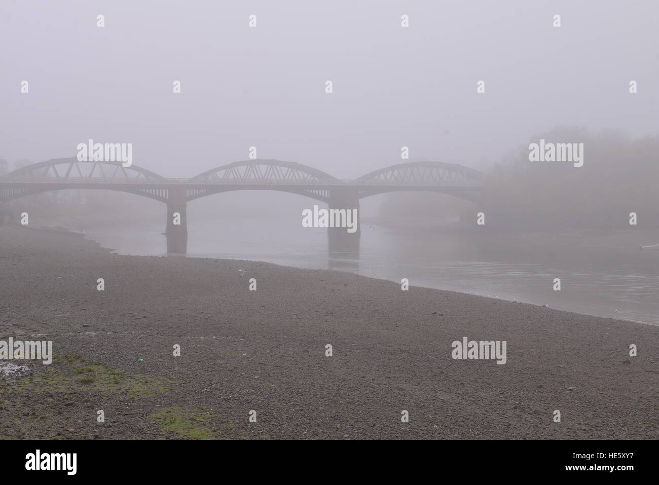 Nebeliger Tag, Themse zug Brücke, Barnes England Stockfoto