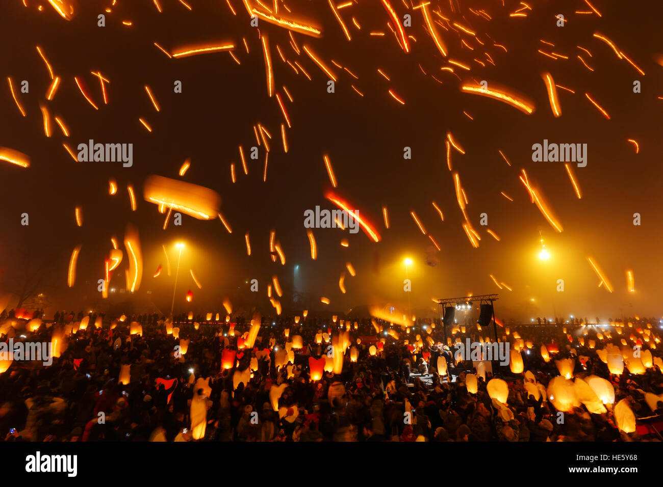 Zagreb, Kroatien. 17. Dezember 2016. Humanitäre Hilfe "Weihnachtsbeleuchtung Wünsche", Freigebende 5000 Weihnachten Laternen für Thymus Krankheit Kredit: Nino Marcutti/Alamy Live News Stockfoto