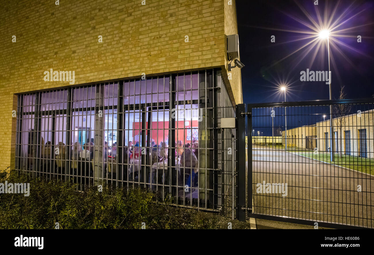 Arnstadt, Deutschland. 15. Dezember 2016. Die Außenseite der Gefängnis-Anlage ist für ein "Dinner Hinter Gittern" (lt. Abendessen hinter Gittern) Candle-light kulinarisches Ereignis in der Justizanstalt für Arnstadt in Arnstadt, Deutschland, 15. Dezember 2016 beleuchtet. Sechs Mal pro Jahr die die Haftanstalt Besucher aus dem Ausland lädt für wenig Geld Essen. Foto: Arifoto Ug/Dpa-Zentralbild/ZB/Dpa/Alamy Live News Stockfoto