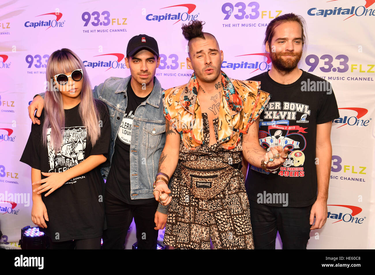 Tampa, Florida, USA. 17. Dezember 2016. JinJoo Lee, Joe Jonas, Cole Whittle und Jack Lawless von DNCE auf dem roten Teppich bei der 93.3FLZ iHeart Radio Jingle Ball an Amalie Arena in Tampa, FL am 17. Dezember 2016 Credit: The Foto Zugang/Alamy Live News Stockfoto