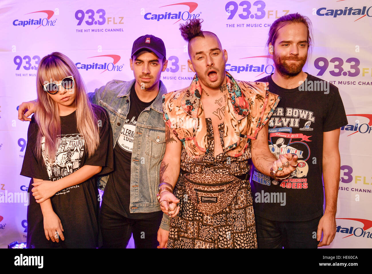 Tampa, Florida, USA. 17. Dezember 2016. JinJoo Lee, Joe Jonas, Cole Whittle und Jack Lawless von DNCE auf dem roten Teppich bei der 93.3FLZ iHeart Radio Jingle Ball an Amalie Arena in Tampa, FL am 17. Dezember 2016 Credit: The Foto Zugang/Alamy Live News Stockfoto