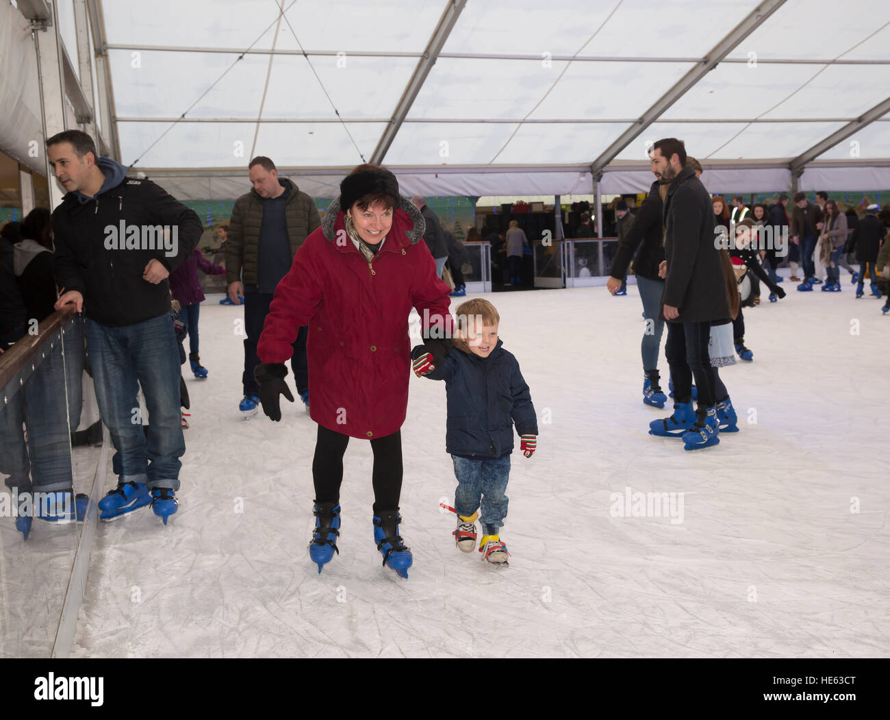 Sidcup, UK. 18. Dezember 2016. Familien Schlittschuh und den festlichen Spaß am Ruxley Manor Garden Centre. Jüngere Kinder können Pinguin Skate Aids oder Banane Skate Aids zu © Keith Larby/Alamy Live News Stockfoto