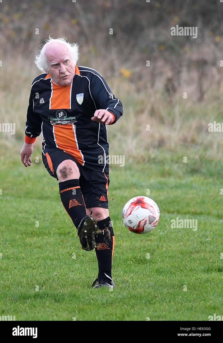 Dickie Borthwick, 81 Jahre alten Fußballer, älterer Mann, Fußball spielen,  beim Sport OAP Stockfotografie - Alamy