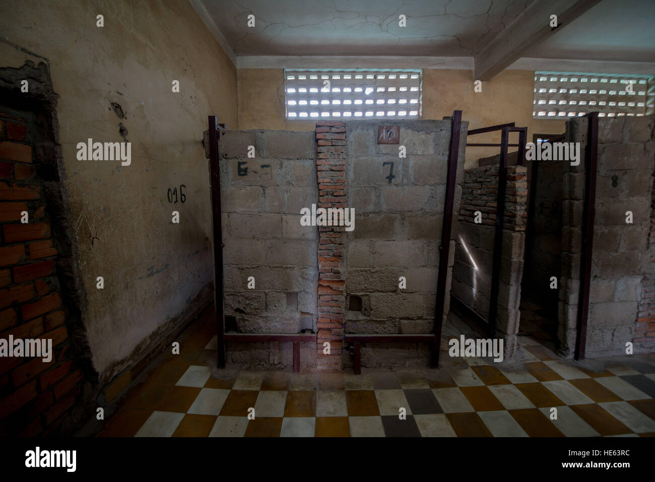 Phnom Penh, Kambodscha. 18. Dezember 2016. Im Jahr 1975 wurde Tuol Svay Prey Gymnasium Pol Pot Sicherheitskräfte übernommen und verwandelte sich in ein Gefängnis bekannt als Sicherheit Gefängnis 21 (s-21); schon bald das größte Zentrum der Inhaftierung und Folter im Land. Zwischen 1975 und 1978 wurden mehr als 17.000 Menschen an s-21 statt, die Killing Fields Choeung Ek. © Velar Grant/ZUMA Draht/Alamy Live-Nachrichten Stockfoto