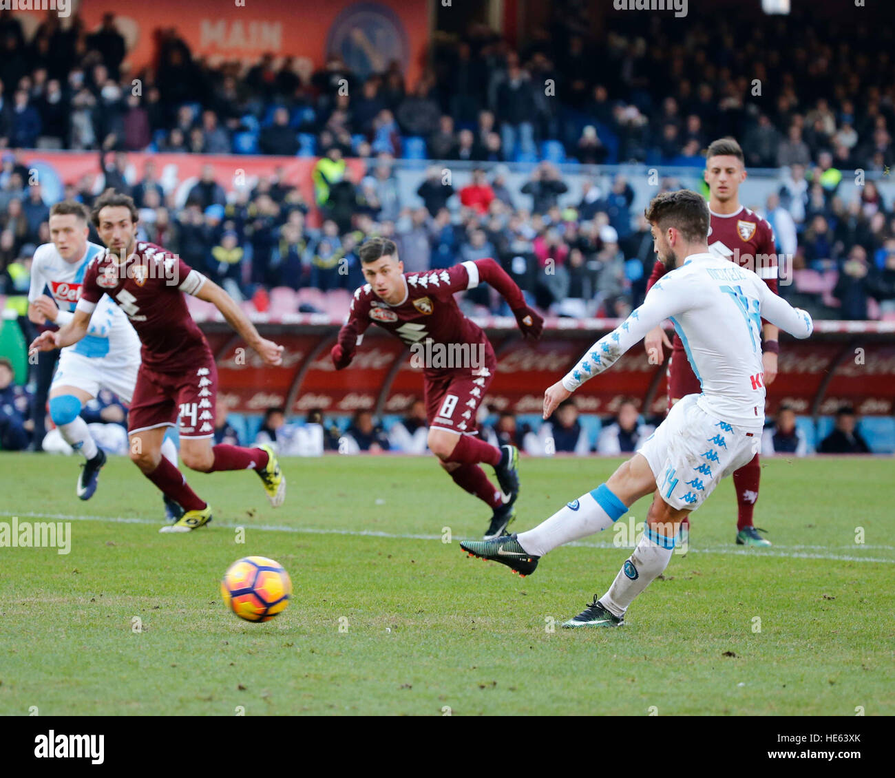 Neapel, Italien. 18. Dezember 2016. Dries Mertens Triebe und erhält einer Strafe in der italienischen Serie ein Fußballspiel zwischen den SSC Neapel und Turin im Stadion San Paolo in Neapel Italien, 18. Dezember 2016 © Agnfoto/Alamy Live-Nachrichten Stockfoto