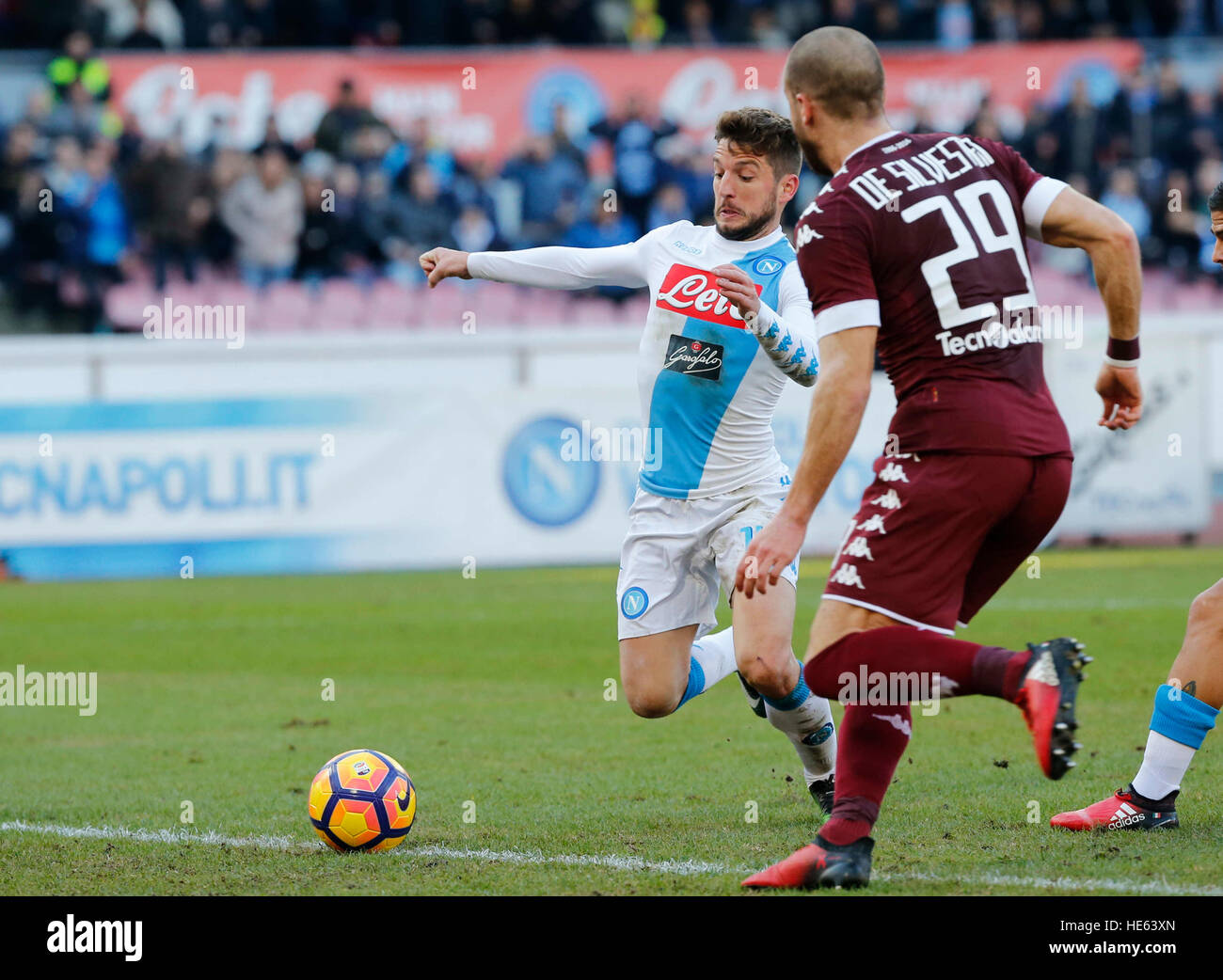 Neapel, Italien. 18. Dezember 2016. Dries Mertens Triebe und punktet in der italienischen Serie ein Fußballspiel zwischen den SSC Neapel und Turin im Stadion San Paolo in Neapel Italien, 18. Dezember 2016 © Agnfoto/Alamy Live-Nachrichten Stockfoto