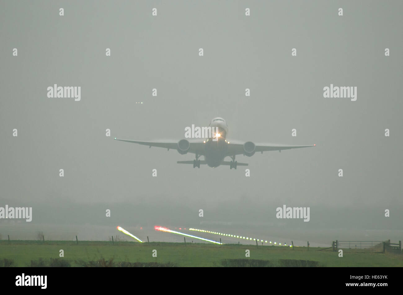 Gatwick Airport, Crawley, West Sussex, Großbritannien. Dezember 2016. Starker Nebel sorgte heute wieder für Chaos und Flugstörungen auf den Flughäfen Londons. Dieses Bild zeigt, wie Boeing 777 BA2233 die Luft nach Bermuda bekommt. © Stockfoto