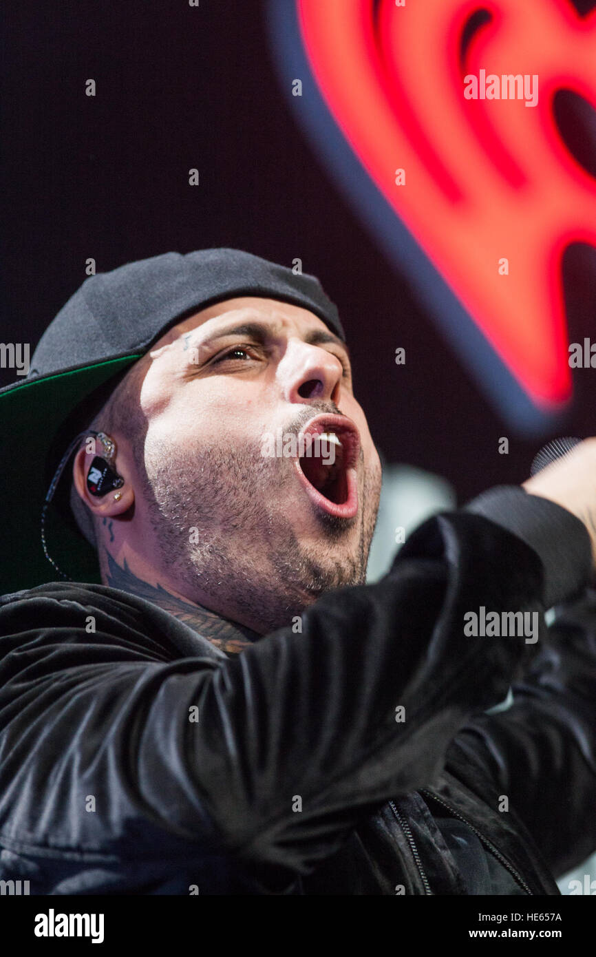 Miami, Florida, USA. 18. Dez., 216. Nicky Jam erklingt in der Y100 iHeartRadio Jingle Ball im BB & T Center in Miami, Florida am 18. Dezember 2016 Credit: The Foto Zugang/Alamy Live News Stockfoto