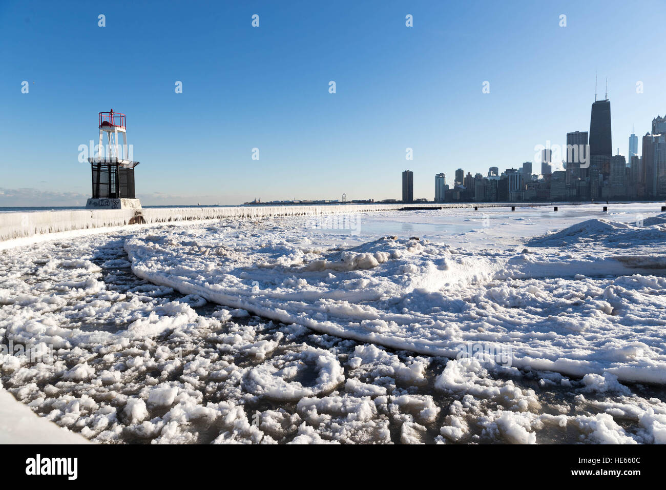 Chicago, USA. 18. Dezember 2016. Am Ufer des Lake Michigan ist in Chicago, USA, am 18. Dezember 2016 vereist. Chicagos höchste Temperatur am Sonntag lag bei minus 11 Grad Celsius und die niedrigste bei minus 23. © Ting Shen/Xinhua/Alamy Live-Nachrichten Stockfoto