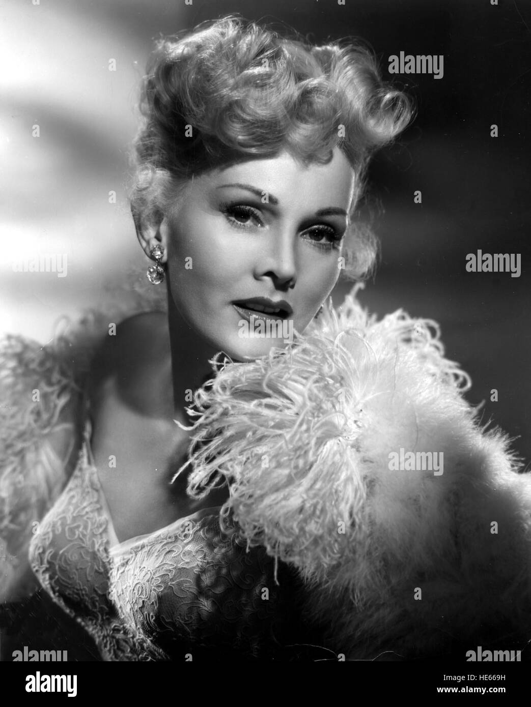 ZSA ZSA GABOR (geb. Sari Gabor, 6. Februar 1917 - 18. Dezember 2016) war ein ungarisch-US-amerikanische Schauspielerin und Socialite. Miss Ungarn 1936 emigrierte in die USA im Jahre 1941 und wurde eine gefragte Darstellerin. Außerhalb ihrer Schauspielkarriere war Gabor am besten bekannt für ihre extravaganten Hollywood-Lifestyle, glamourösen Persönlichkeit und ihr viele Ehen. Sie hatte neun Männer, einschließlich Hotelmagnat Conrad Hilton und Schauspieler George Sanders. Bild: ZSA ZSA GABOR in einer Werbung für den Film 1952 noch "Wir sind nicht verheiratet." © Globe Photos/ZUMAPRESS.com/Alamy Live-Nachrichten Stockfoto