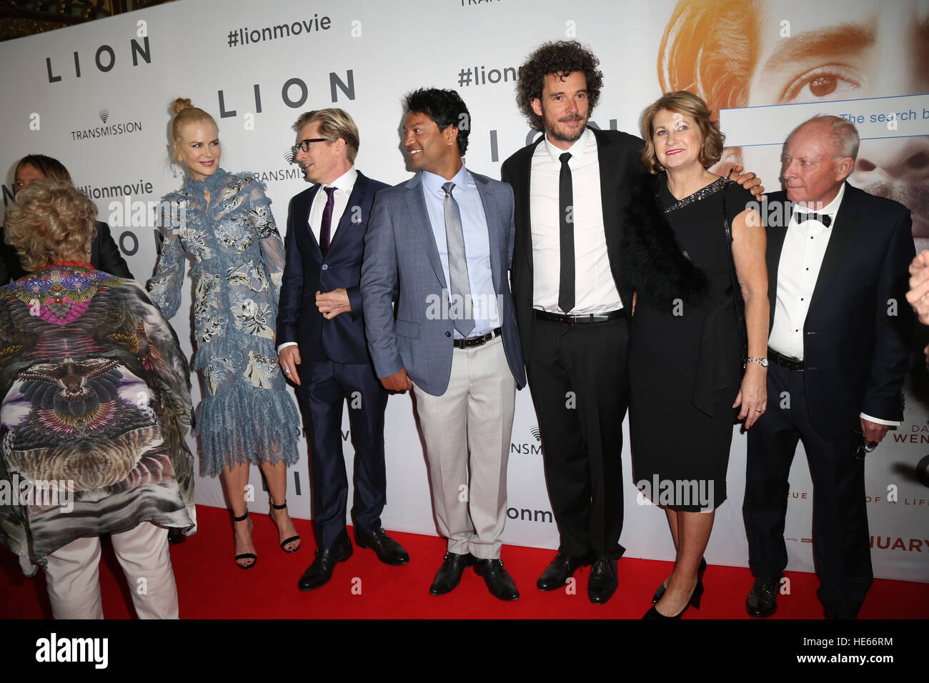 Sydney, Australien. 19. Dezember 2016. Im Bild, L-r: Nicole Kidman, David Wenham, Saroo Brierley, Garth Davis, Sue Brierley und John Brierley. Cast und Crew der Löwe auf dem roten Teppich für die australische Erstaufführung am Staatstheater in Sydney angekommen.  Das mit Spannung erwarteten Film kommt von den Herstellern die Rede des Königs und basiert auf die unglaubliche wahre Geschichte von Saroo Brierley. Saroo wird von Dev Patel in dem Film dargestellt und seine Eltern John und Sue Brierley werden von Nicole Kidman und David Wenham gespielt. Bildnachweis: © Richard Milnes/Alamy Live-Nachrichten Stockfoto