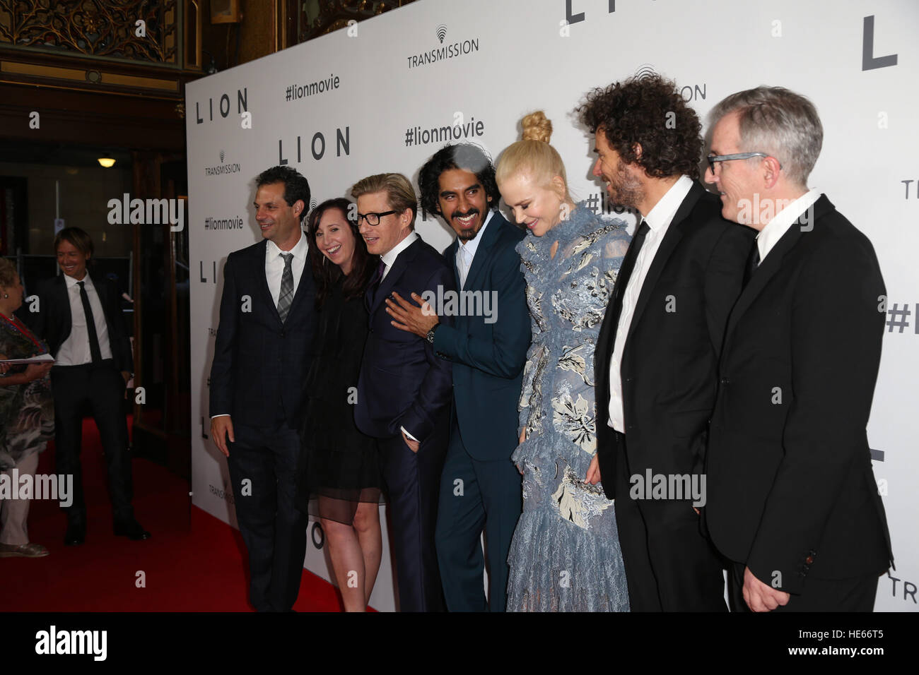 Sydney, Australien. 19. Dezember 2016. Im Bild, L-r: Emile Shermon (Produzent), Angie Fileder (Produzent), David Wenham, Dev Patel, Nicole Kidman, Saroo Brierley und Garth Davis. Cast und Crew der Löwe auf dem roten Teppich für die australische Erstaufführung am Staatstheater in Sydney angekommen.  Das mit Spannung erwarteten Film kommt von den Herstellern die Rede des Königs und basiert auf die unglaubliche wahre Geschichte von Saroo Brierley. Saroo wird von Dev Patel in dem Film dargestellt und seine Eltern John und Sue Brierley werden gespielt von Nicole Kidman und David Wenham – Mitglied der Brierley-Familie die Besetzung auf der r Stockfoto