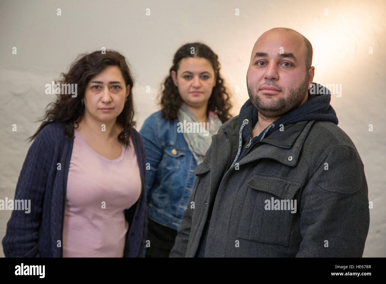 Syrische Flüchtlinge Yara Tarife (l-R), Nermeen Alkhodari und Maan Mouslli in Osnabrück, 15. Dezember 2016 abgebildet. Foto: Friso Gentsch/dpa Stockfoto