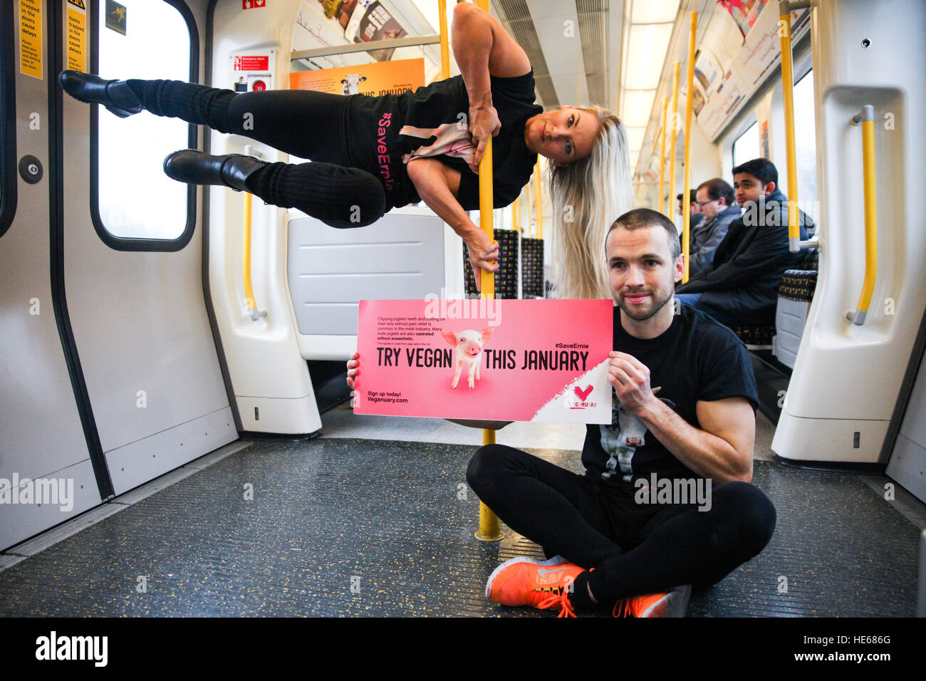 London Underground, London, UK. 19. Dezember 2016. London-Pendler werden behandelt, eine Flash-Performance von Pol Akrobaten aus Irland, Terri Walsh und Michael Donohoe, wie Veganuary starten die erste vegane-Werbe-Kampagne mit der Londoner U-Bahn. Der Werbung entstehen durch Veganuary – die Liebe, die Menschen Vegan im Januar versuchen ermutigt. Bildnachweis: Dinendra Haria/Alamy Live-Nachrichten Stockfoto