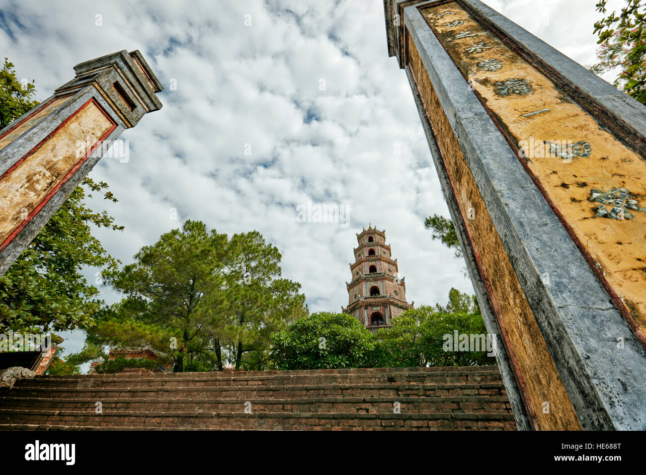 Die Säulen der Haupteingang des Thien Mu Pagode. Hue, Vietnam. Stockfoto