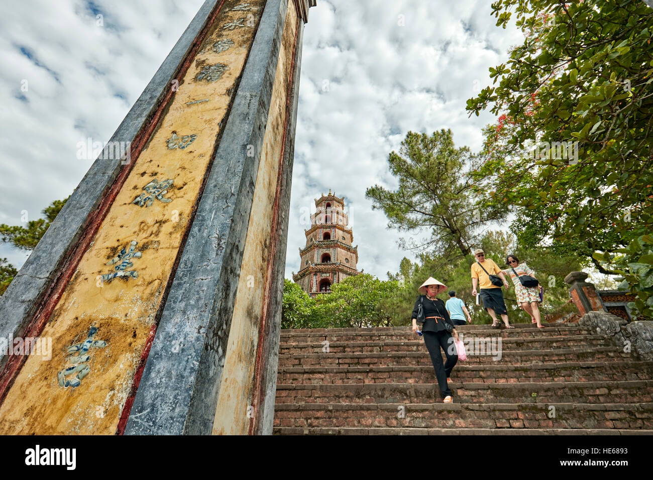 Der Haupteingang der Thien Mu Pagode. Hue, Vietnam. Stockfoto