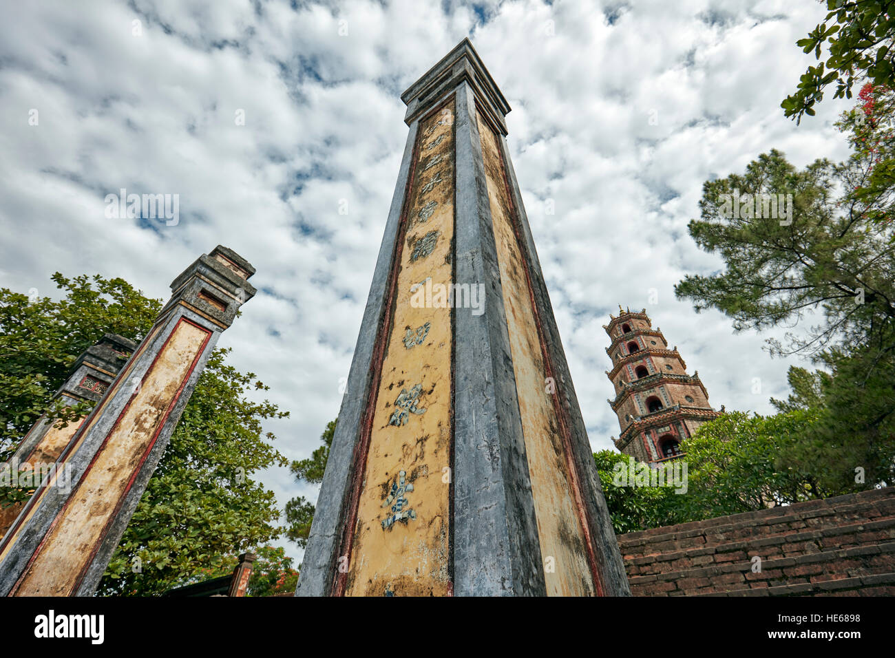 Die Säulen der Haupteingang des Thien Mu Pagode. Hue, Vietnam. Stockfoto