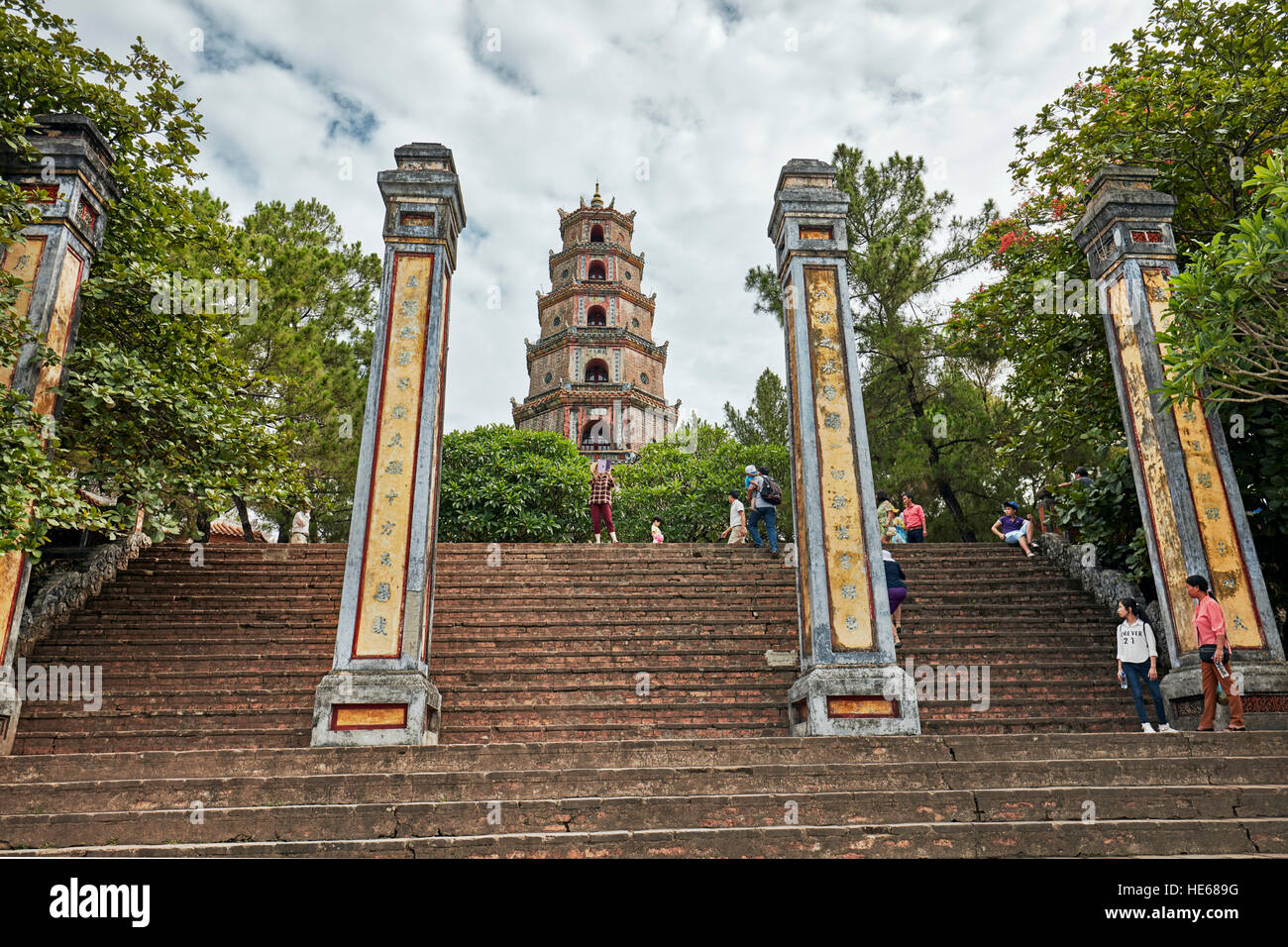 Die Säulen der Haupteingang des Thien Mu Pagode. Hue, Vietnam. Stockfoto