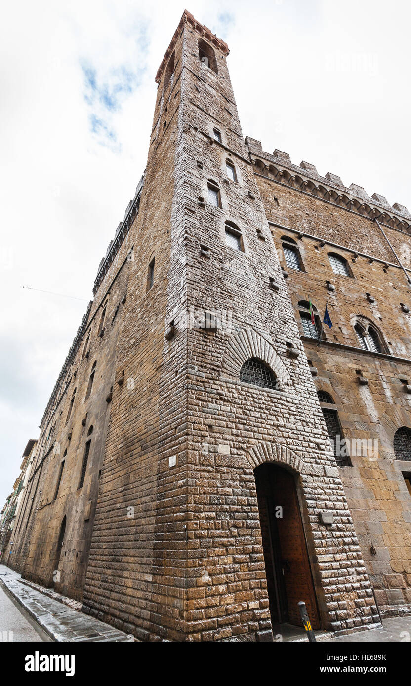 Reisen Sie nach Italien - nasse Turm des Bargello Palast (Palazzo del Bargello, Palazzo del Popolo, der Menschen) in Florenz Stadt nach Regen Stockfoto