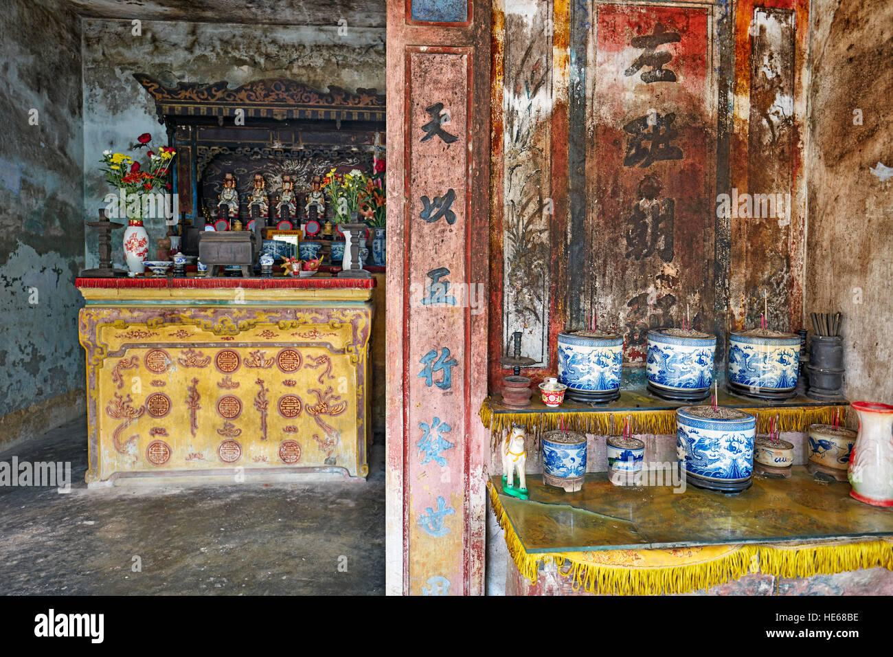 Innenansicht eines kleinen Heiligtums am Hon Chen Tempel (Tempel des Jade Bowl). Hue, Vietnam. Stockfoto