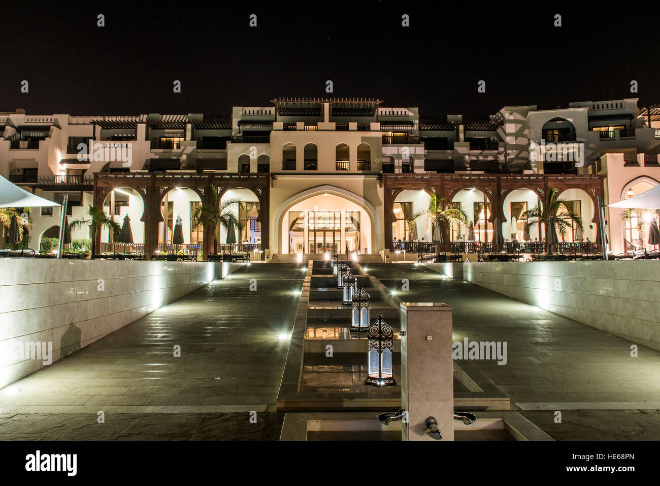 Oman, Salalah, 19.10.2016-erstaunlich, Nachtlichter im Hotel Al Fanar souligen Bay Hotels Oceanside Stockfoto