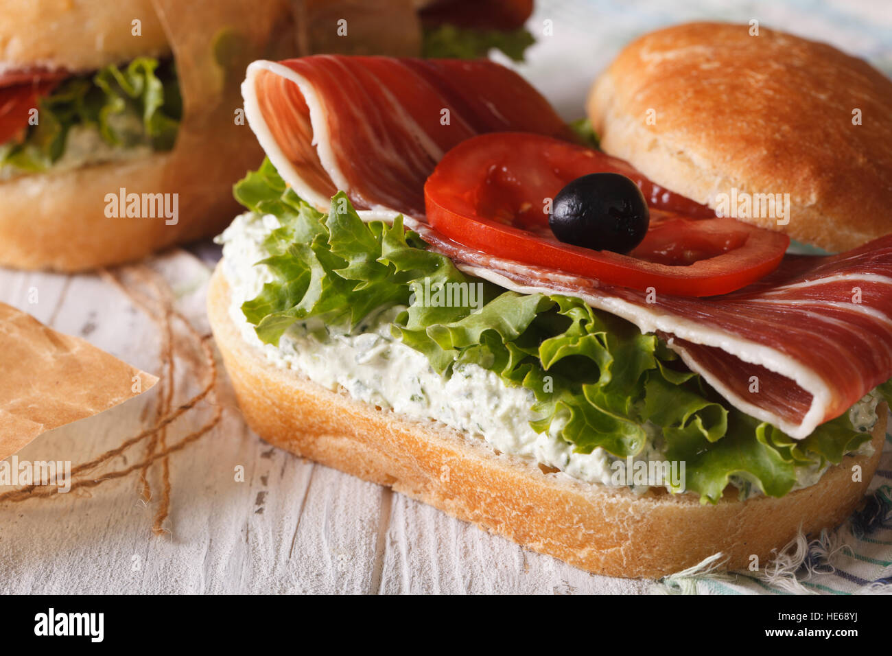 Spanisches schinkensandwich -Fotos und -Bildmaterial in hoher Auflösung ...