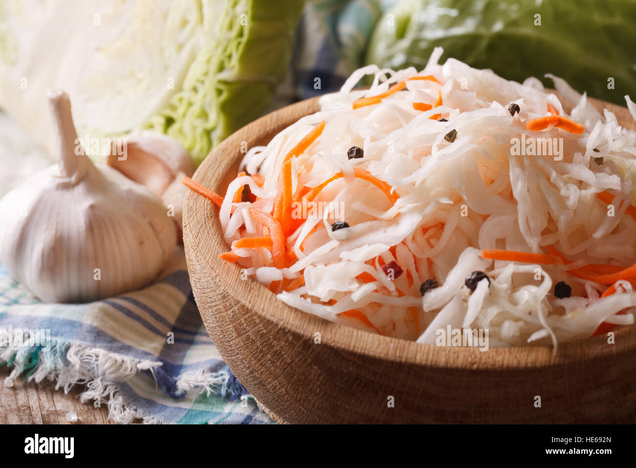 hausgemachte Sauerkraut mit Karotten in einer hölzernen Platte Horizontal hautnah Stockfoto