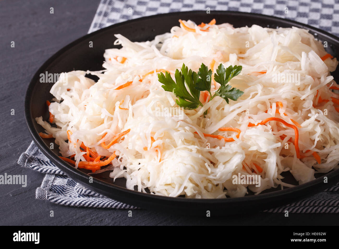 hausgemachte Sauerkraut mit Karotte in waagerechter schwarze Platte ...