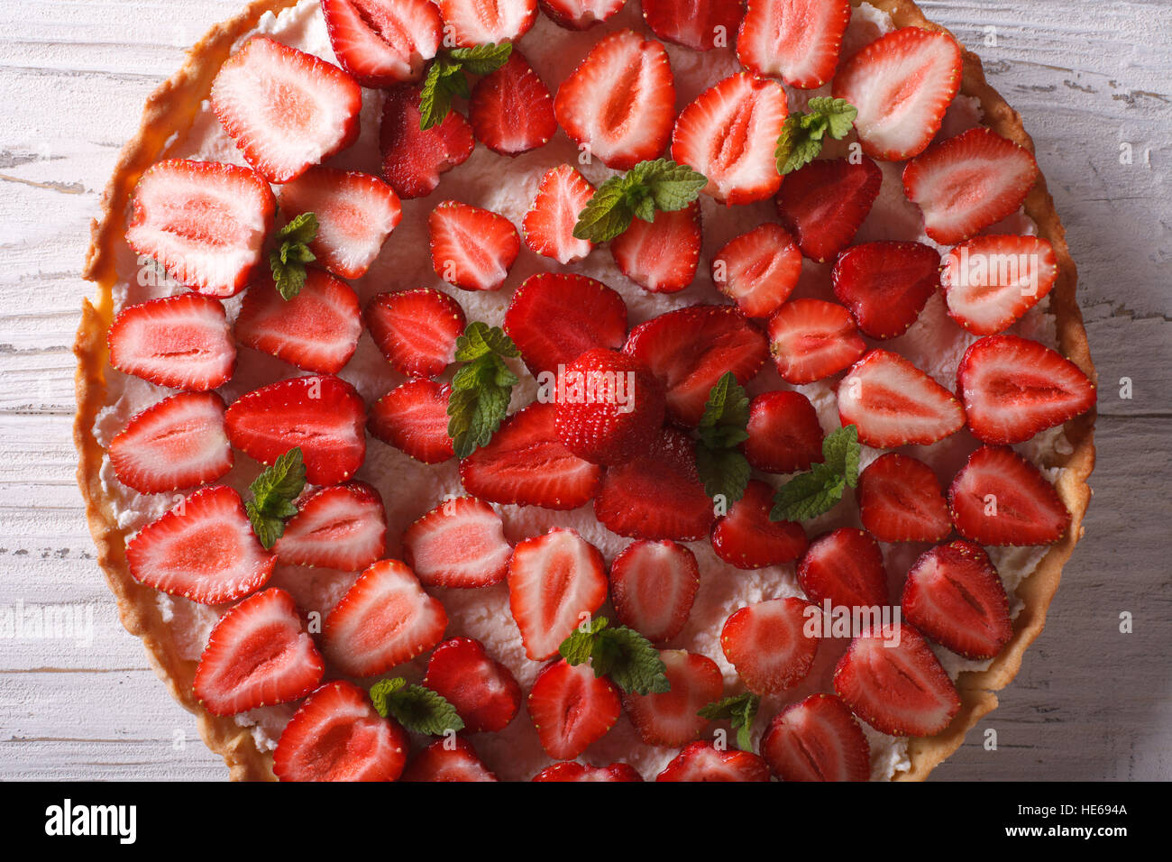 köstliche Erdbeer Torte mit Frischkäse und Minze Closeup auf dem Tisch. horizontale Ansicht von oben Stockfoto