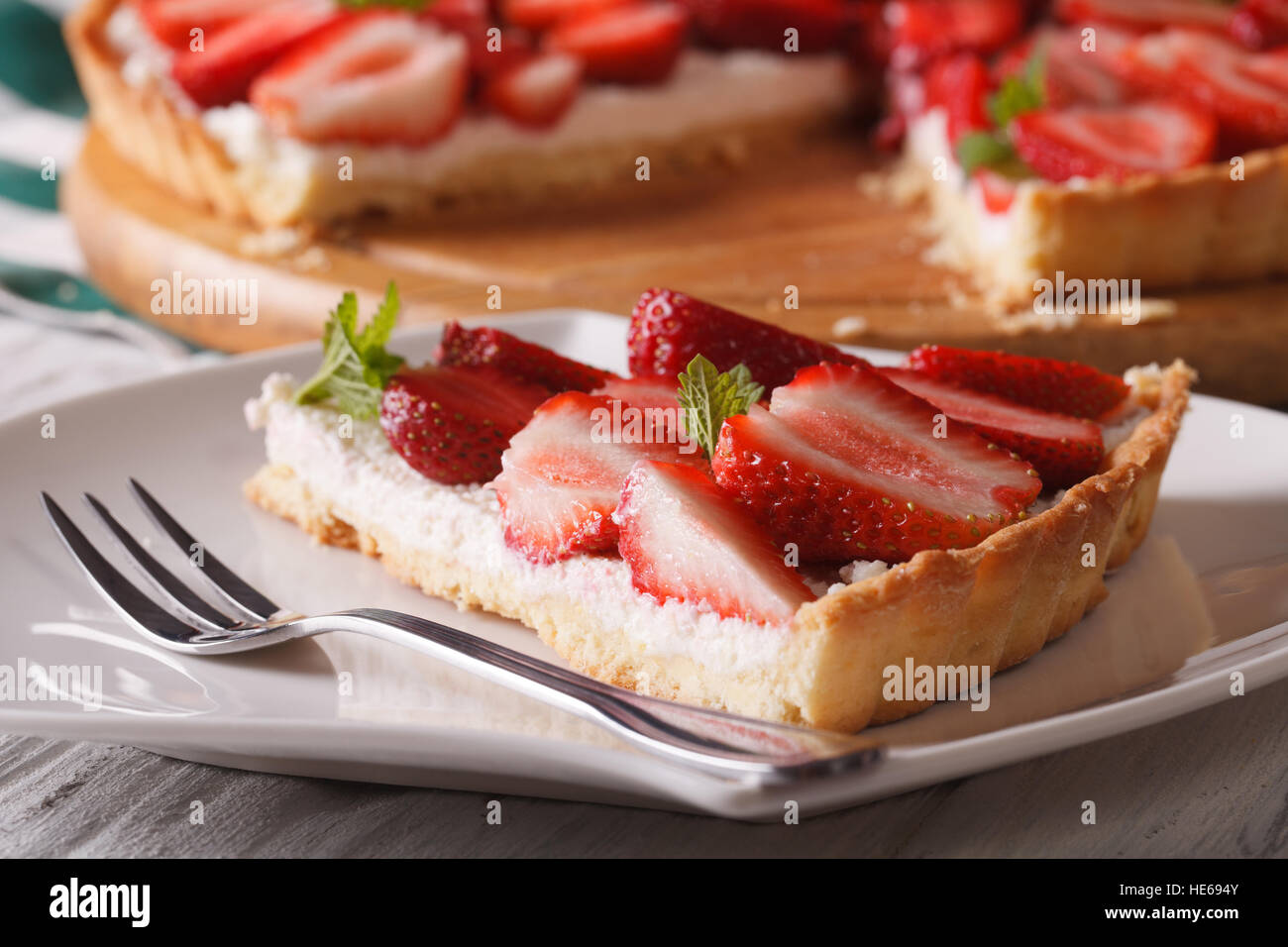 ein Stück Erdbeer Torte auf eine Platte Nahaufnahme. horizontale Stockfoto