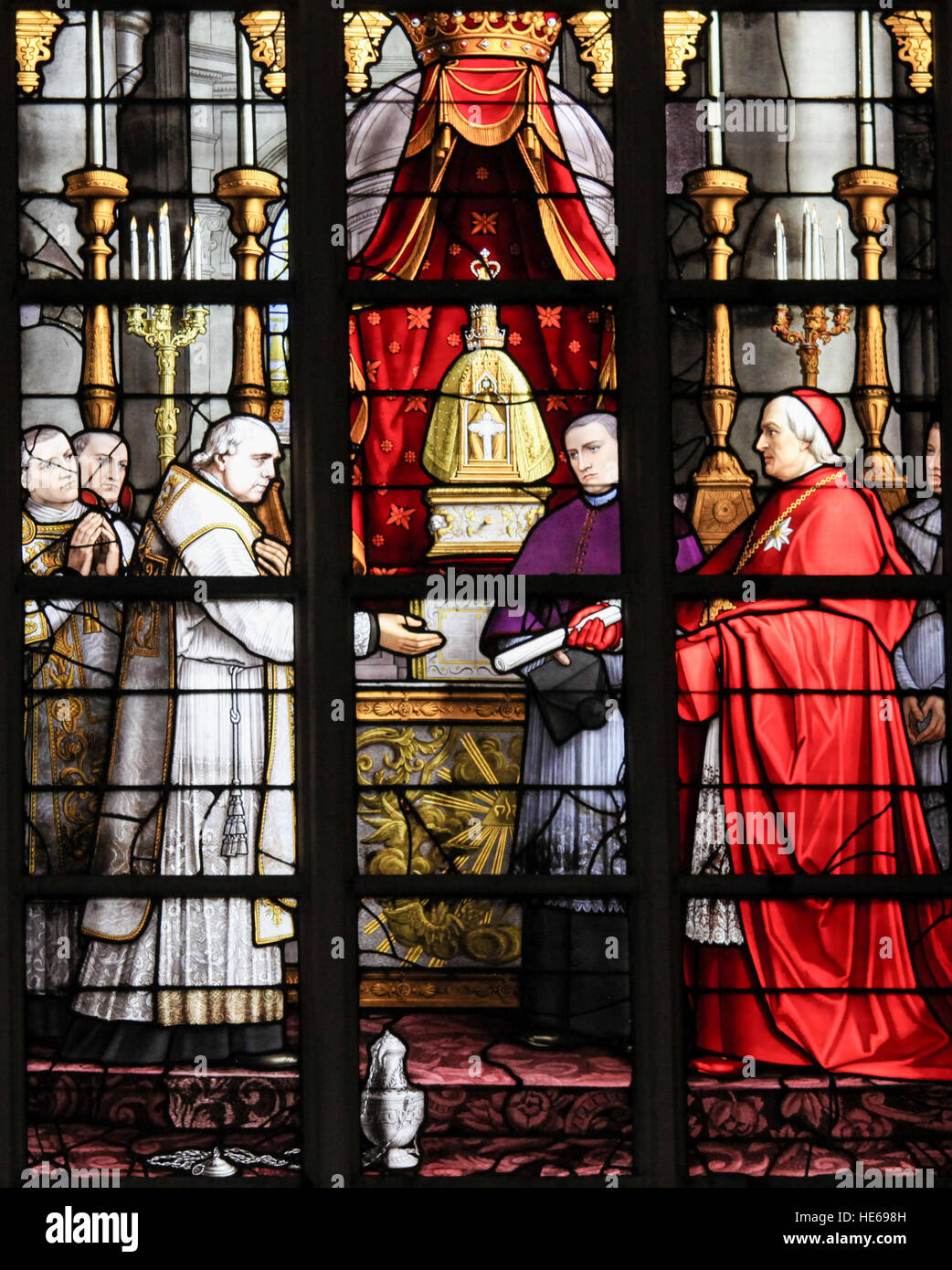 Glasmalerei-Fenster Darstellung eines Kardinals Neugründung der Brothership das Sakrament Wunder im Jahre 1861, in der Kathedrale von Brüssel, Belgien. Stockfoto