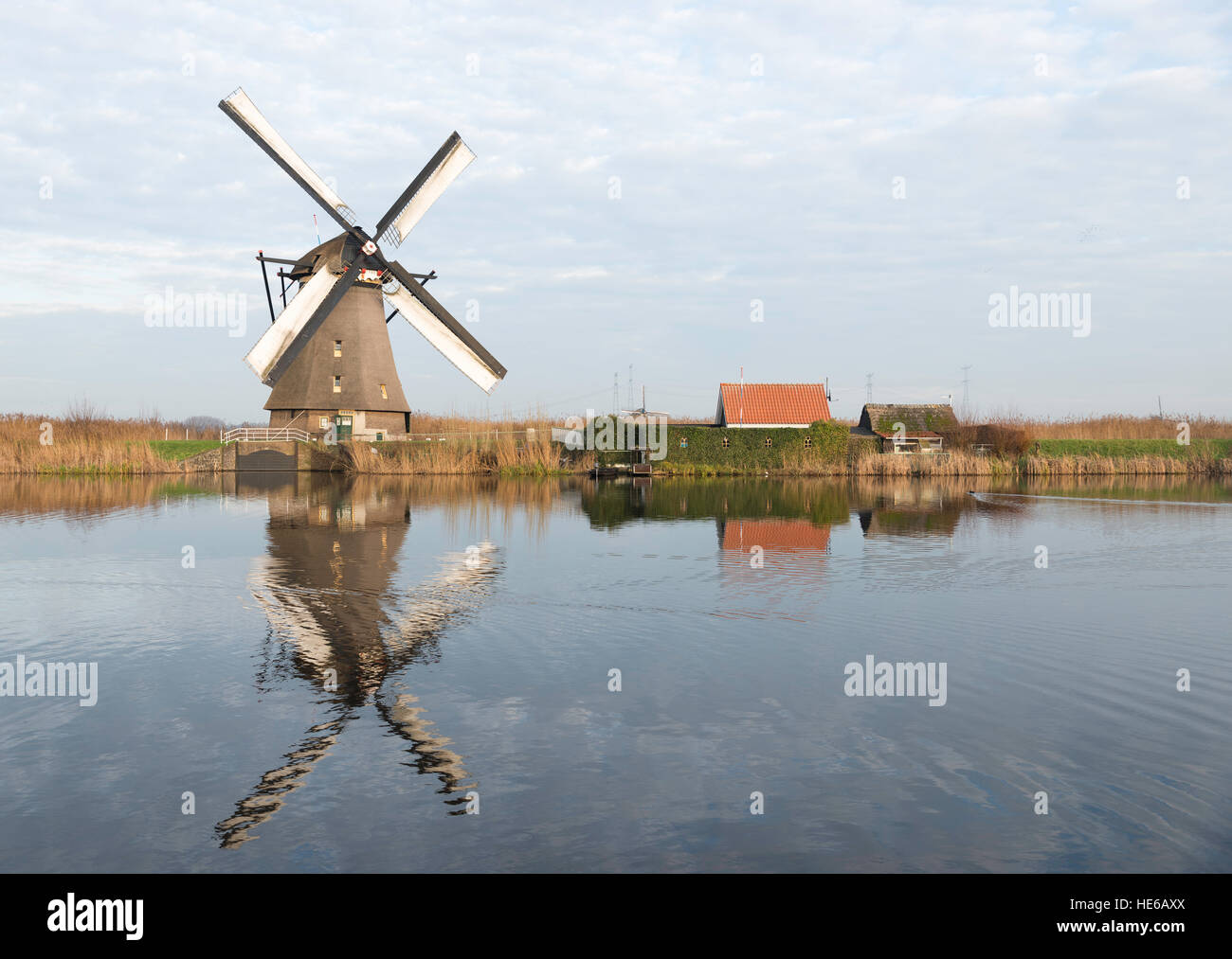 UNESCO-Welterbe Windmühlen in Kinderdijk in Holland Europa Windmühlen am Wasser mit Reflexion "und" twilight Stockfoto