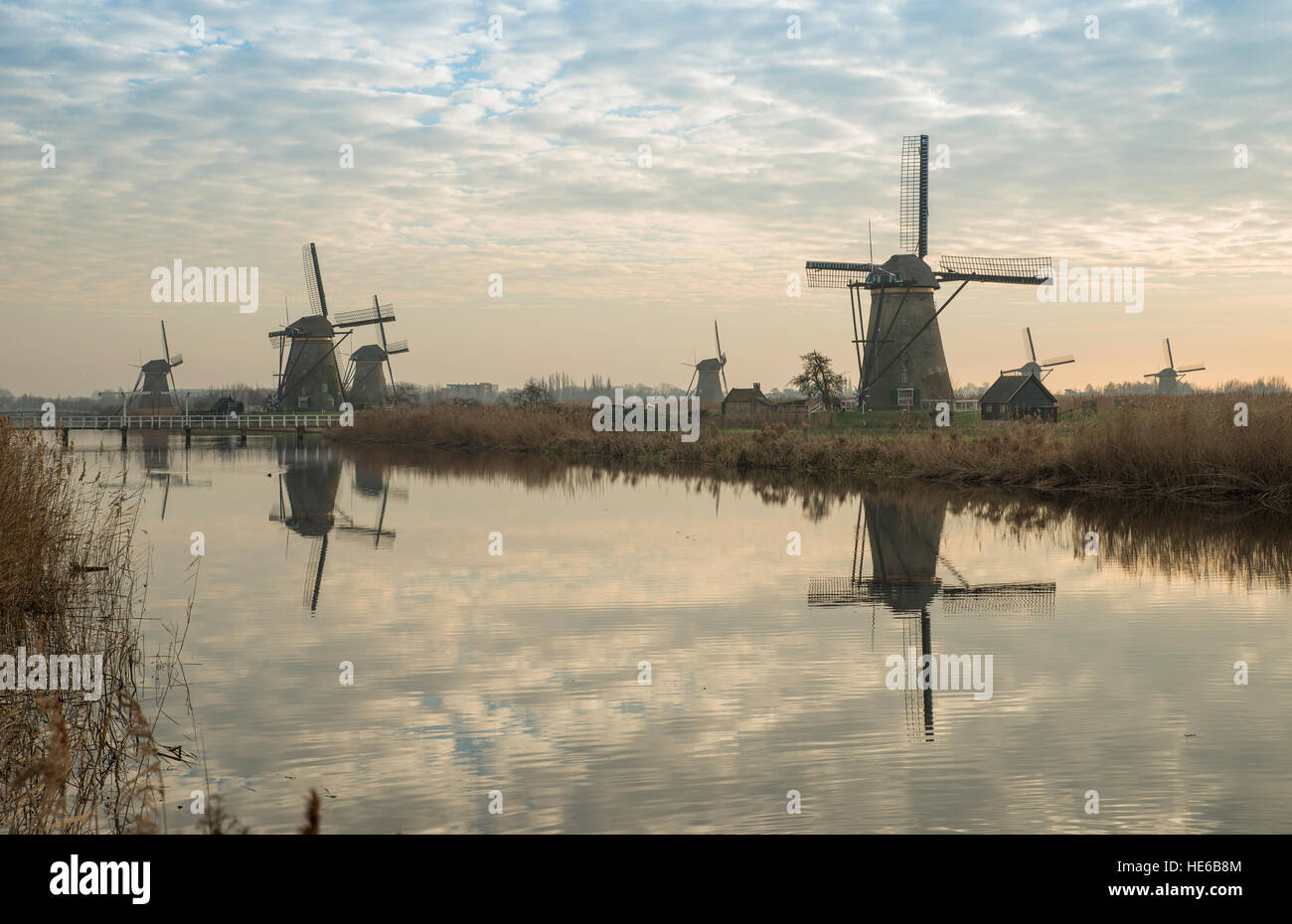 UNESCO-Welterbe Windmühlen in Kinderdijk in Holland Europa Windmühlen am Wasser mit Reflexion "und" twilight Stockfoto