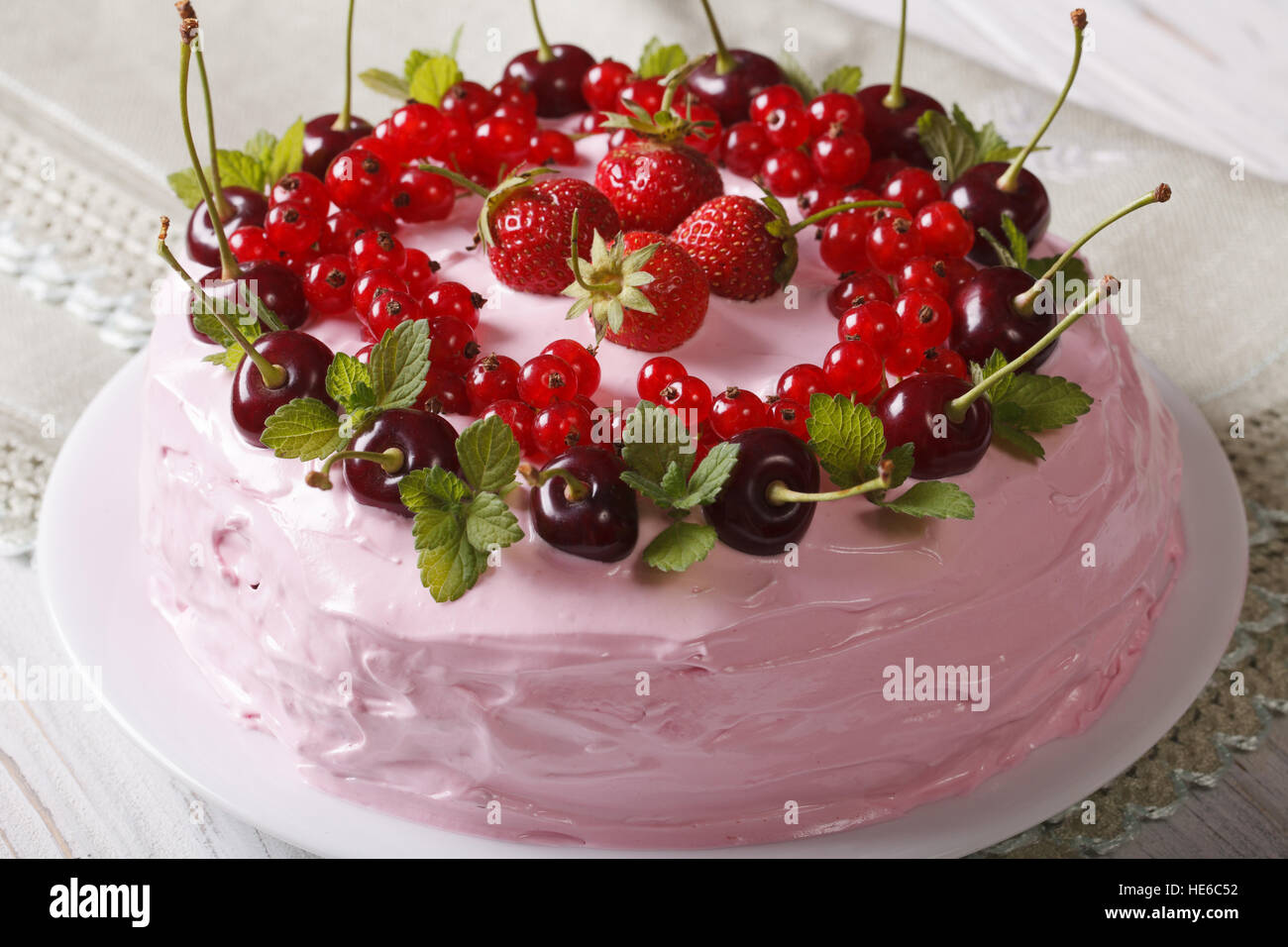 Schöne rosa Beeren Kuchen auf eine Platte Nahaufnahme. horizontale Stockfoto