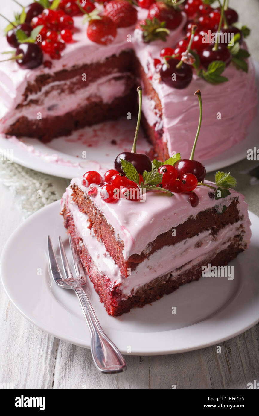 Stück hausgemachte Berry Kuchen mit rosa Creme mit einer Platte Großaufnahme. vertikale Stockfoto