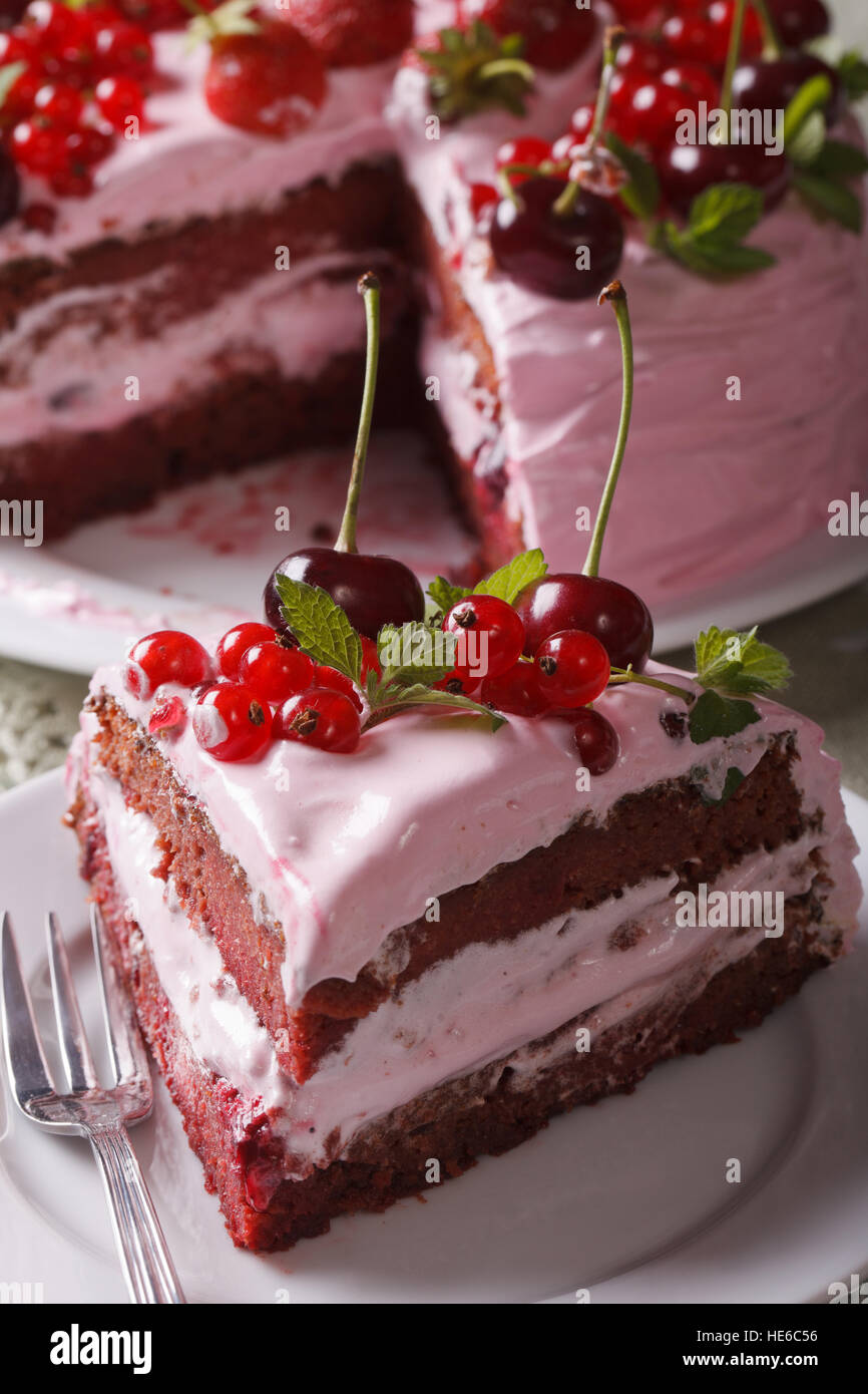 Stück köstliche hausgemachte Berry Kuchen auf eine Platte Nahaufnahme. vertikale Stockfoto
