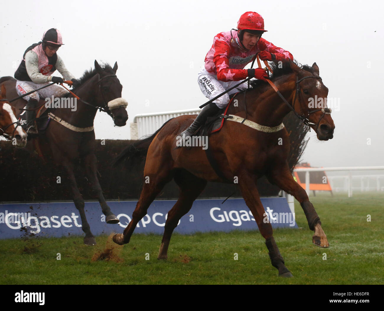 Poker Schule geritten von Donagh Meyler (rechts) führt das Feld über den letzten Zaun vor dem Schlafengehen auf die BGC Partner Handicap Steeple Chase Rennen laufen tagsüber zwei Weihnachten Racing Weekend auf dem Ascot Racecourse zu gewinnen. Stockfoto