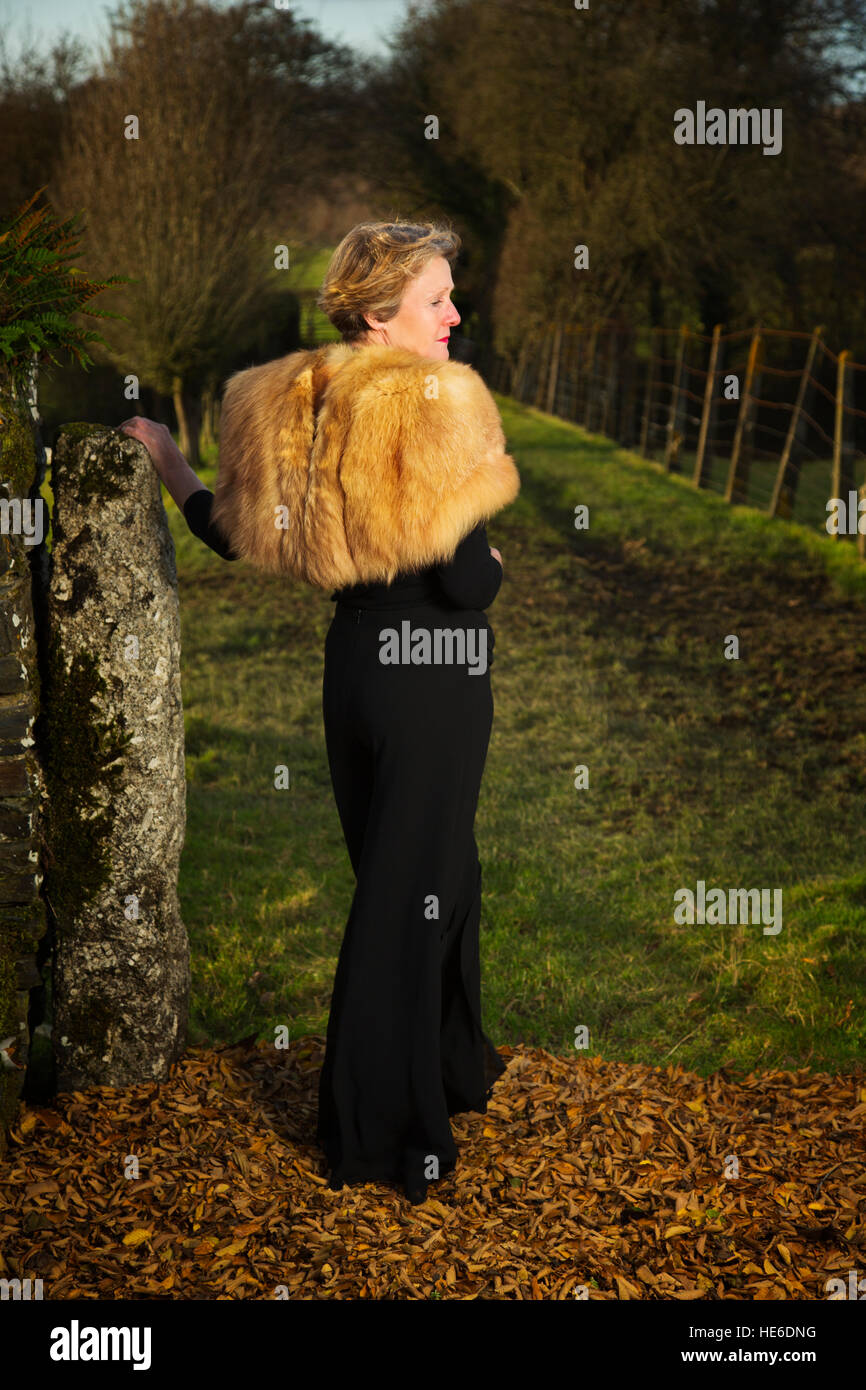 Mittleres Alter Dame waring Vintage Fuchspelz Stockfoto