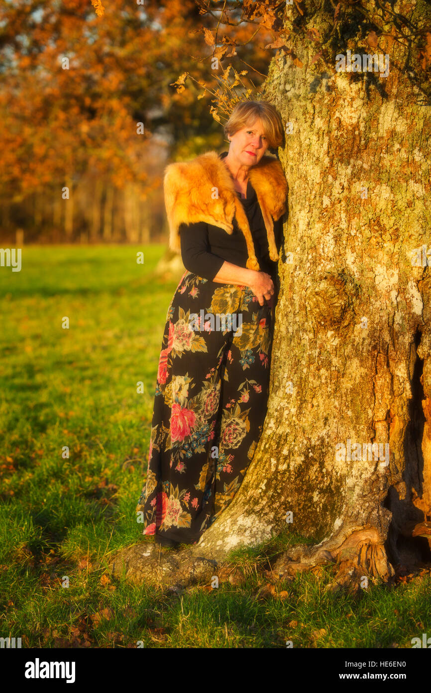 Mittleres Alter Dame waring Vintage Fuchspelz Stockfoto