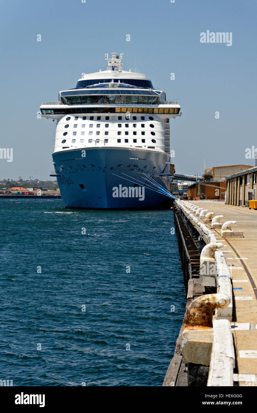 Ovation der Meere Kreuzfahrtschiff vor Anker im Hafen von Fremantle, Western Australia Stockfoto